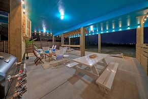 Blutopia by Avantstay Outdoor Lounge w Bar
