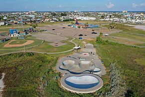 Palm House by Avantstay Pool Game Room Patio