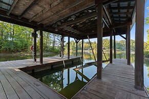 Jake s Lake House by Avantstay Lake Gazebo