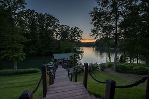Jake s Lake House by Avantstay Lake Gazebo