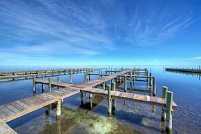 Oscar s Lodge by Avantstay Dock Pool Access