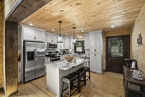 Bankhead Lodge by Avantstay Waterfront Log Cabin