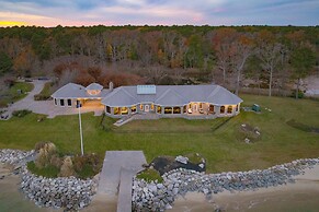 Bay Estate by Avantstay Waterfront Private Pond