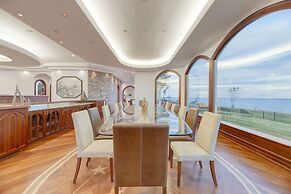 Bay Estate by Avantstay Waterfront Private Pond