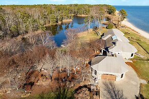 Bay Estate by Avantstay Waterfront Private Pond