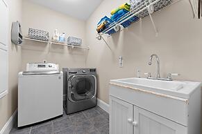 Making Waves by Avantstay Sleeps 20 Pool