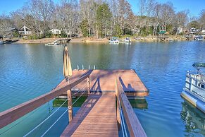 Dock Days by Avantstay Swimming Platform Dock
