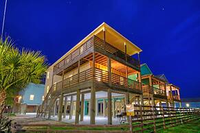 Keeper Red by Avantstay Pool Private Boat Dock