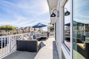 Ocean Breeze Buyout by Avantstay Steps to Beach