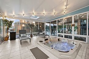 Sip Sip Away by Avantstay Pool Hot Tub