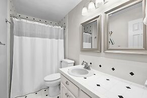 Sip Sip Away by Avantstay Pool Hot Tub