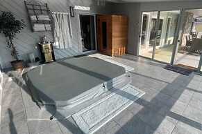 Sip Sip Away by Avantstay Pool Hot Tub