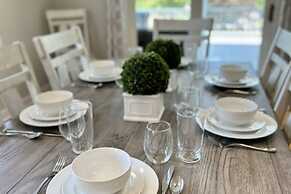 Sip Sip Away by Avantstay Pool Hot Tub