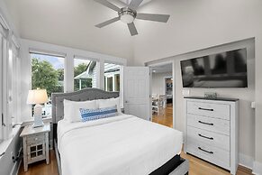 Sip Sip Away by Avantstay Pool Hot Tub