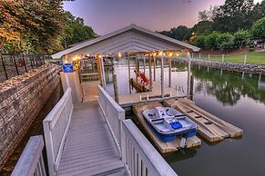 Sip Sip Away by Avantstay Pool Hot Tub
