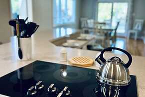 Sip Sip Away by Avantstay Pool Hot Tub