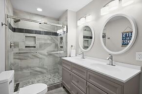 Sip Sip Away by Avantstay Pool Hot Tub