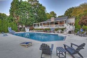 Sip Sip Away by Avantstay Pool Hot Tub