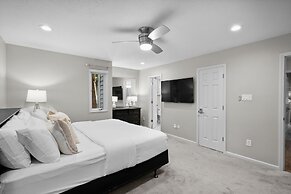 Sip Sip Away by Avantstay Pool Hot Tub