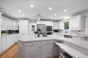 Sip Sip Away by Avantstay Pool Hot Tub