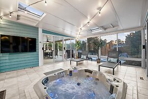 Sip Sip Away by Avantstay Pool Hot Tub