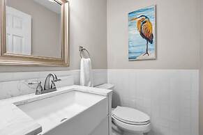 Sip Sip Away by Avantstay Pool Hot Tub