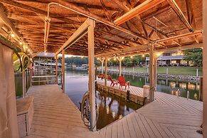 Sip Sip Away by Avantstay Pool Hot Tub