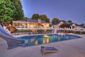 Sip Sip Away by Avantstay Pool Hot Tub