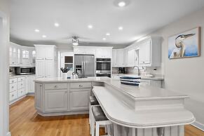 Sip Sip Away by Avantstay Pool Hot Tub