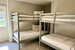 Sip Sip Away by Avantstay Pool Hot Tub