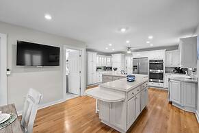 Sip Sip Away by Avantstay Pool Hot Tub