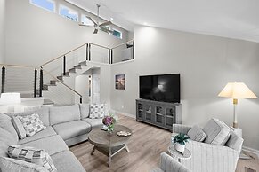 Sip Sip Away by Avantstay Pool Hot Tub