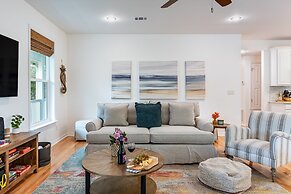 Dolphin Days by Avantstay Pool 0 2mi to Beach