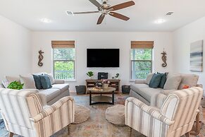 Dolphin Days by Avantstay Pool 0 2mi to Beach