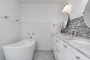 Dolphin Days by Avantstay Pool 0 2mi to Beach