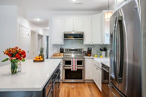 Dolphin Days by Avantstay Pool 0 2mi to Beach