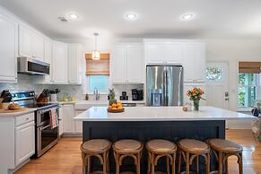 Dolphin Days by Avantstay Pool 0 2mi to Beach