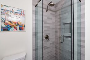 Dolphin Days by Avantstay Pool 0 2mi to Beach