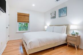 Dolphin Days by Avantstay Pool 0 2mi to Beach