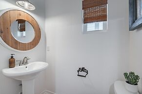 Dolphin Days by Avantstay Pool 0 2mi to Beach