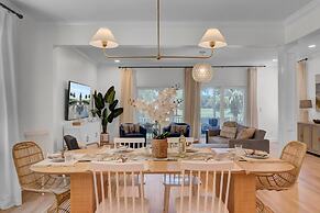 Sand Wedge by Avantstay Right on the Golf Course