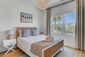 Sand Wedge by Avantstay Right on the Golf Course