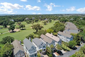 Sand Wedge by Avantstay Right on the Golf Course