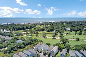 Sand Wedge by Avantstay Right on the Golf Course