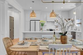 Sand Wedge by Avantstay Right on the Golf Course