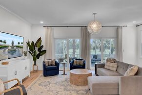 Sand Wedge by Avantstay Right on the Golf Course