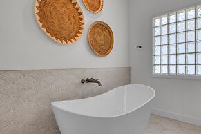 Sand Wedge by Avantstay Right on the Golf Course