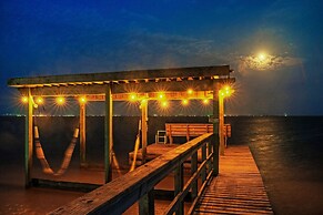 Shore Thing by Avantstay Waterfront Retreat w Private Boat Dock