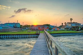 Shore Thing by Avantstay Waterfront Retreat w Private Boat Dock