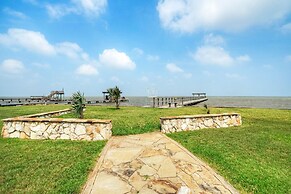 Shore Thing by Avantstay Waterfront Retreat w Private Boat Dock